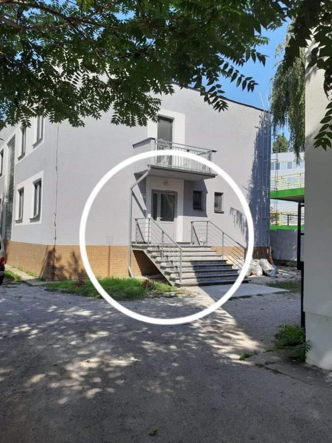 Living Bratislava By The Bus Station Hostel Exterior photo